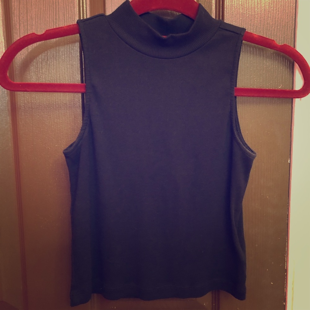 Black cropped tank